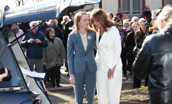 FARVEL: Sara Skorgan Teigen og moren, Anita Skorgan, i bisettelsen til Jahn Teigen. Foto: NTB Scanpix FARVEL: Sara Skorgan Teigen og moren, Anita Skorgan, i bisettelsen til Jahn Teigen. Foto: NTB Scanpix